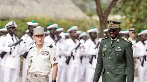 مراسم تسليم القواعد الفرنسية في السنغال 