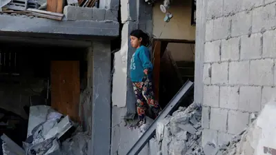 طفلة على أنقاض منزلها في غزة