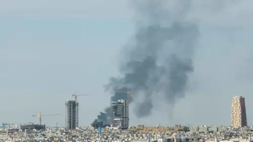 دخان إثر قصف إيراني على السعودية