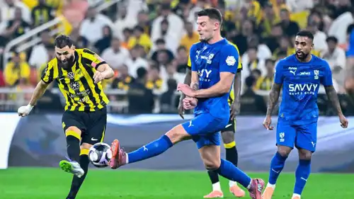كريم بنزيما في مباراة الاتحاد والهلال