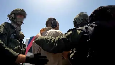 أحد الرهائن وسط الجنود الإسرائيليين بعد إتمام العملية