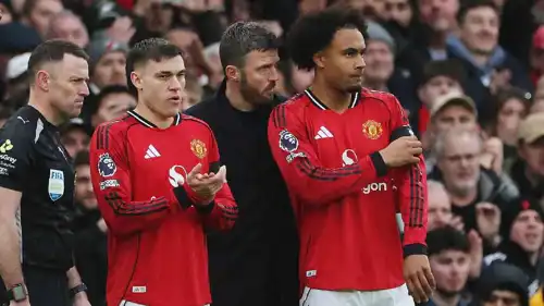 كاريك مع لاعبي مانشستر يونايتد