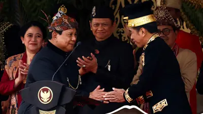 ويدودو يصافح سوبيانتو في احتفال عيد الاستقلال