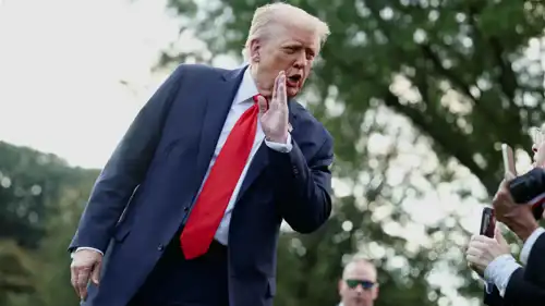 دونالد ترامب خلال حديثه للصحفيين