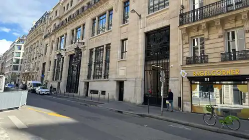 واجهة المبنى المستهدف في باريس