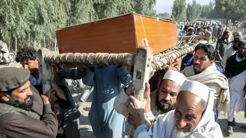 أفغان يشيعون جثمان شخص قتل بغارة باكستانية