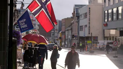 علم نرويجي يرفرف فوق متجر في ترومسو