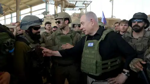 نتنياهو خلال تفقد جنود إسرائيليين