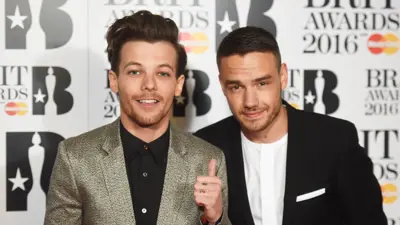 المغني البريطاني لويس توملينسون والراحل ليام باين