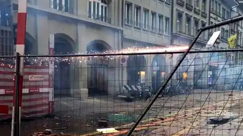 خلال إطلاق مقذوفات على رجال الأمن