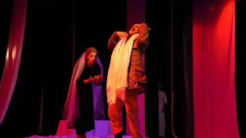 مشهد من مسرحية طقوس الأبيض