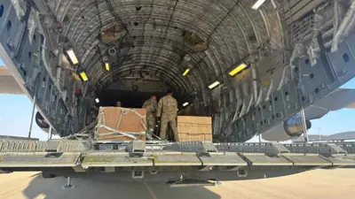 طائرة محملة بالأسلحة الأمريكية