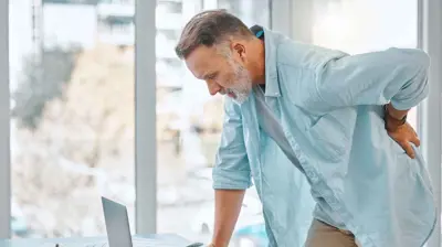 رجل يعاني من الم في الظهر 