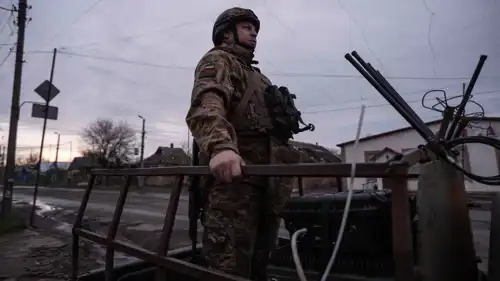 جندي أوكراني يقف على إحدى جبهات القتال