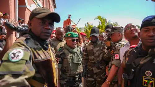 العقيد مايكل راندريانيرينا (وسط)