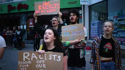 بريطانيون يتظاهرون ضد العنصرية تجاه المهاجرين