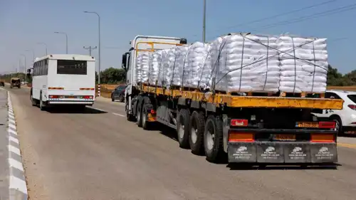 شاحنات مساعدات إنسانية تدخل قطاع غزة