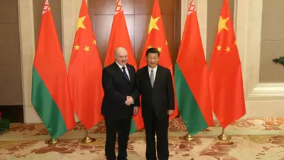 رئيس بيلاروسيا ألكسندر لوكاشينكو يصافح الرئيس الصيني شي جين بينغ