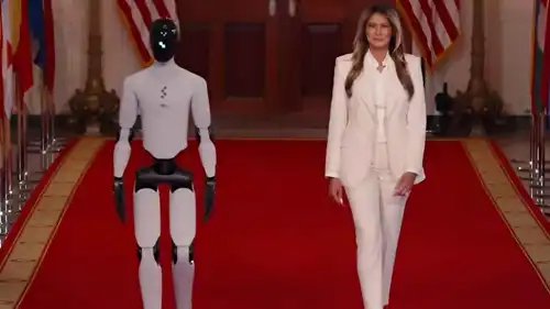 ميلانيا ترامب ترافق الروبوت البشري في البيت الأبيض