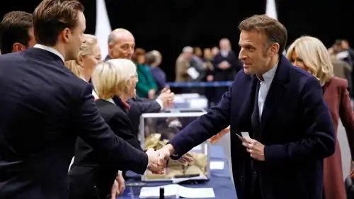 ماكرون يدلي بصوته في الانتخابات البلدية بباريس