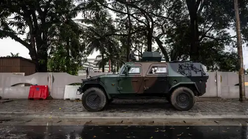 مدرعة قرب تلفزيون بنين أثناء الانقلاب