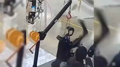 لحظة هجوم الروبوت على مبرمجيه