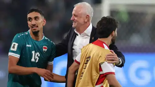 غراهام أرنولد مدرب منتخب العراق مع لاعبيه