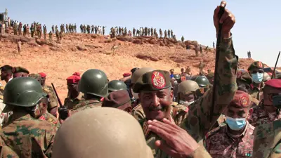 عبد الفتاح البرهان وسط الجيش السوداني