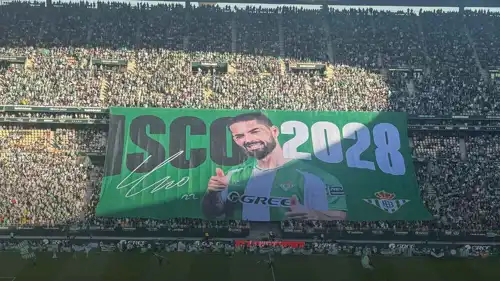 ريال بيتيس يعلن تجديد عقد إيسكو بطريقة مجنونة