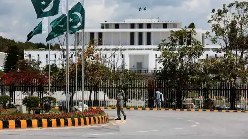 دورية أمنية خارج القصر الرئاسي الباكستاني قبيل المحادثات.