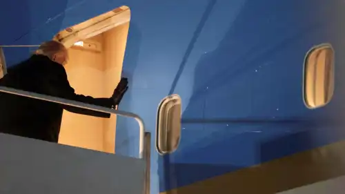 ترامب على سلم الطائرة