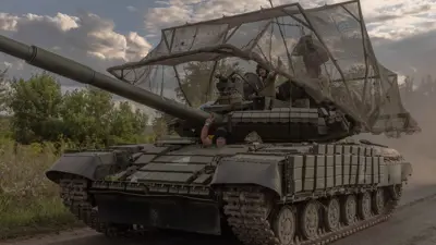 جنود أوكرانيون يقودون دبابة من طراز T-64 