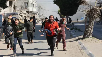 فلسطينيون في غزة أثناء فرارهم من قصف إسرائيلي