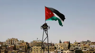 العلم الأردني وسط العاصمة عمان