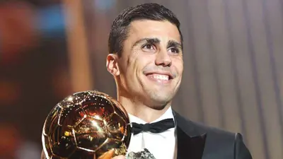 رودري مع جائزة الكرة الذهبية لعام 2024