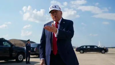ترامب يتحدث للصحفيين قبل مغادرته إلى ولاية أيوا 