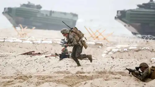 خلال إحدى منارات حلف الناتو