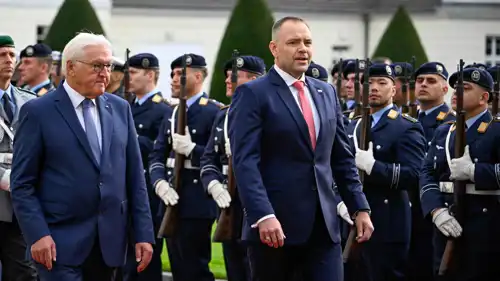 الرئيس الألماني فرانك فالتر شتاينماير (يسار) والرئيس البولندي كارول ناوروكي