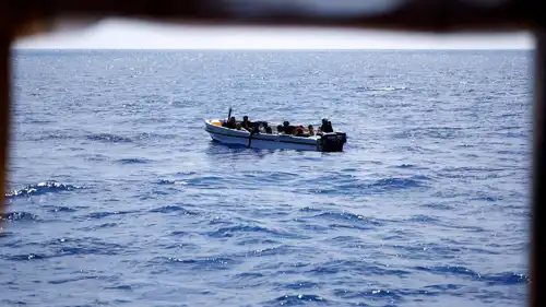 قارب يحمل مهاجرين