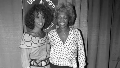 سيسي هيوستن مع ابنتها ويتني 