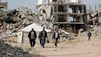 مدنيون وسط الدمار في غزة