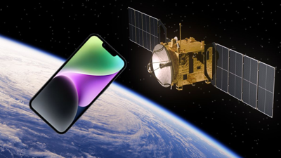 قمر صناعي يقابله هاتف نقال