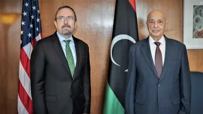 جون باس يستقبل عقيلة صالح