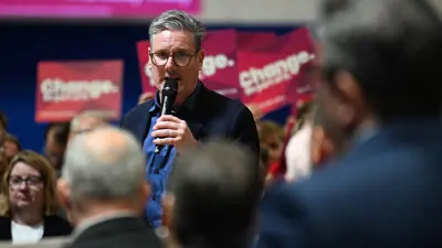 زعيم حزب العمال البريطاني في مؤتمر انتخابي