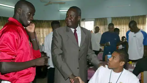 أوسمان إيسوفي مايغا يتوسط الصورة