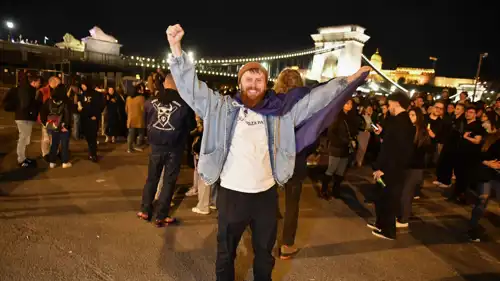 مجري يحتفل بنتجية الانتخابات في بلاده