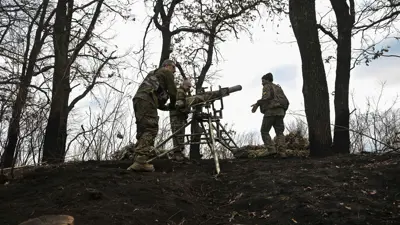 قوات أوكرانية بصدد إطلاق صاروخ باتجاه القوات الروسي