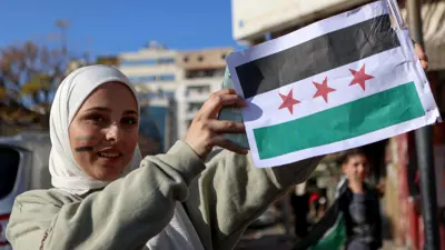 سورية ترفع العلم الجديد لبلادها