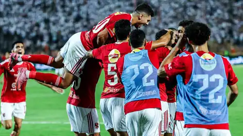 فريق الأهلي يحتفل بالفوز على الزمالك