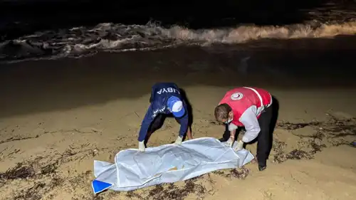 إخلاء جثة مهاجر من شاطئ ليبي